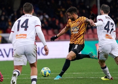 Due ex fanno felice il Genoa a Benevento: 1-2